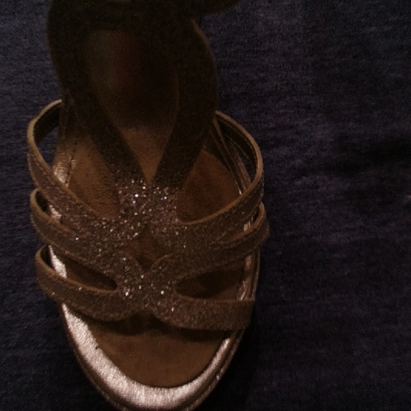 Elegant Tan Strappy Women's Heels There Is A Small Spot frin Storage. - Picture 5 of 9